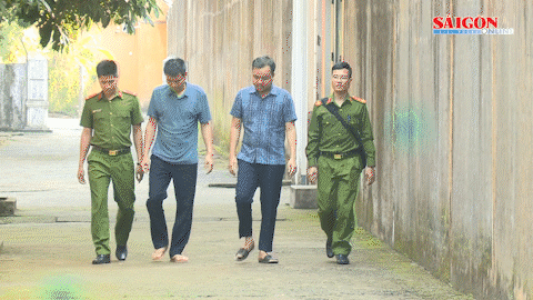 Phạm Gia Thành (bên trái) và Đặng Hải Nam bị bắt quả tang khi đang thực hiện hành vi cưỡng đoạt tài sản. Ảnh: Công an Hà Tĩnh cung cấp 