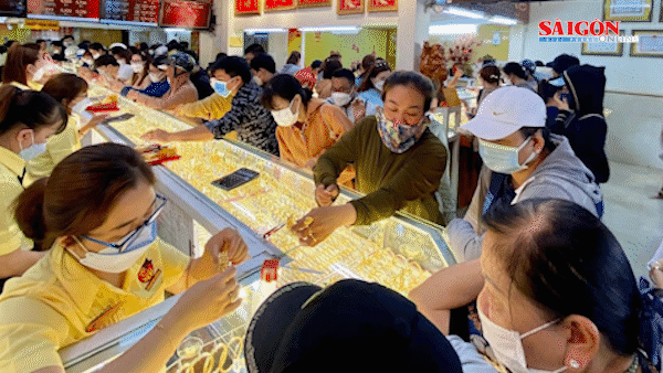 Trước biến động mạnh của giá vàng, NHNN cảnh báo người dân thận trọng khi mua bán vàng để giảm rủi ro