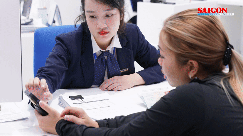 Nhân viên Ngân hàng Sacombank (quận 3, TPHCM) tư vấn dịch vụ cho khách hàng. Ảnh: HOÀNG HÙNG