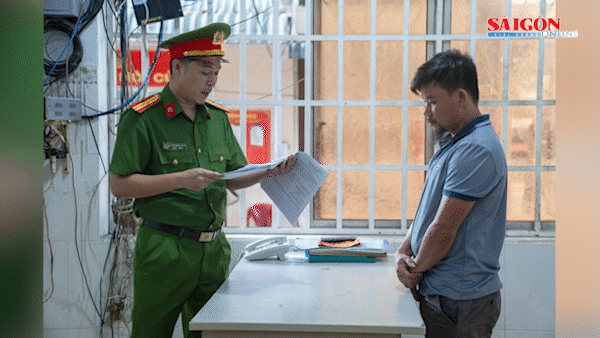 Công an thị xã Phú Mỹ đọc các quyết định khởi tố vụ án, khởi tố bị can và lệnh bắt tạm giam tài xế Vũ Thanh Tùng. Ảnh: MẠNH KHÁ