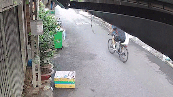 Hình ảnh ông Sinh đạp xe được camera ghi nhận 
