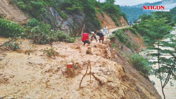 Bão số 2 gây sạt lở, ách tắc giao thông nghiêm trọng