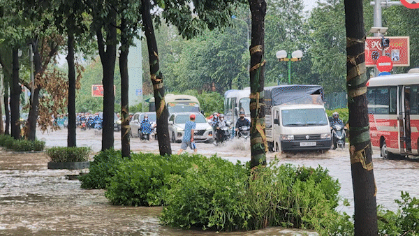 Hà Nội: Mưa lớn kéo dài, đường phố ngập nặng, hỗn loạn vì tắc đường