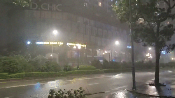 Lực lượng cứu hộ giúp đỡ những người bị mắc kẹt khỏi khu vực bị ngập lụt tại thị trấn biên giới Mae Sai ở Chiang Rai ngày 11-9, sau tác động của Bão Yagi. Ảnh: BANGKOK POST 