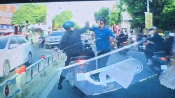 Người đàn ông đánh nam thanh niên trên đường phố ở TPHCM