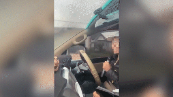 Xác minh chủ nhà hàng tiệc cưới vừa lái xe vừa hát karaoke