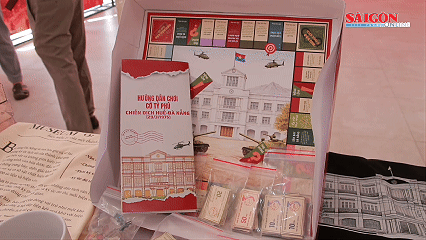 Học sinh chăm chú theo dõi các tư liệu về cuộc đời và sự nghiệp của nhà yêu nước Phan Châu Trinh