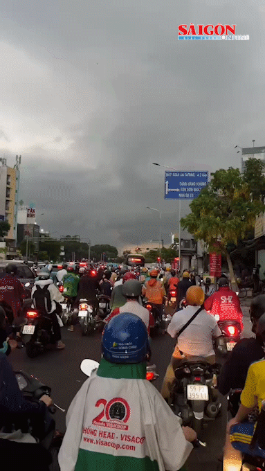 Từ 17 giờ chiều 5-5, nhiều nơi tại TPHCM xuất hiện mưa rào. Theo dự báo của Đài khí tượng thủy văn Nam bộ, mưa dông đang mở rộng ra nhiều nơi.