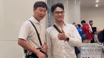 Đội tuyển Việt Nam về nước trong vòng tay người hâm mộ