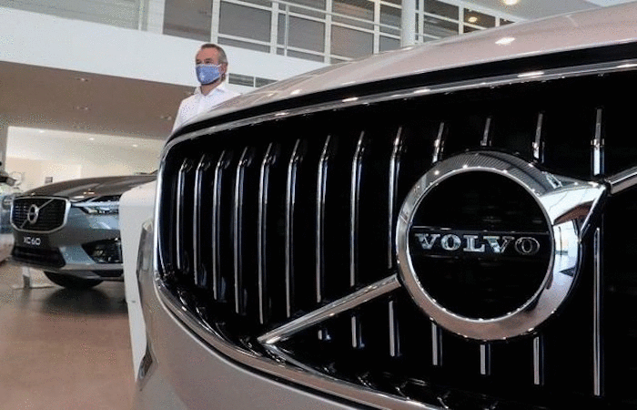 Biểu tượng của hãng xe Volvo. Ảnh: REUTERS