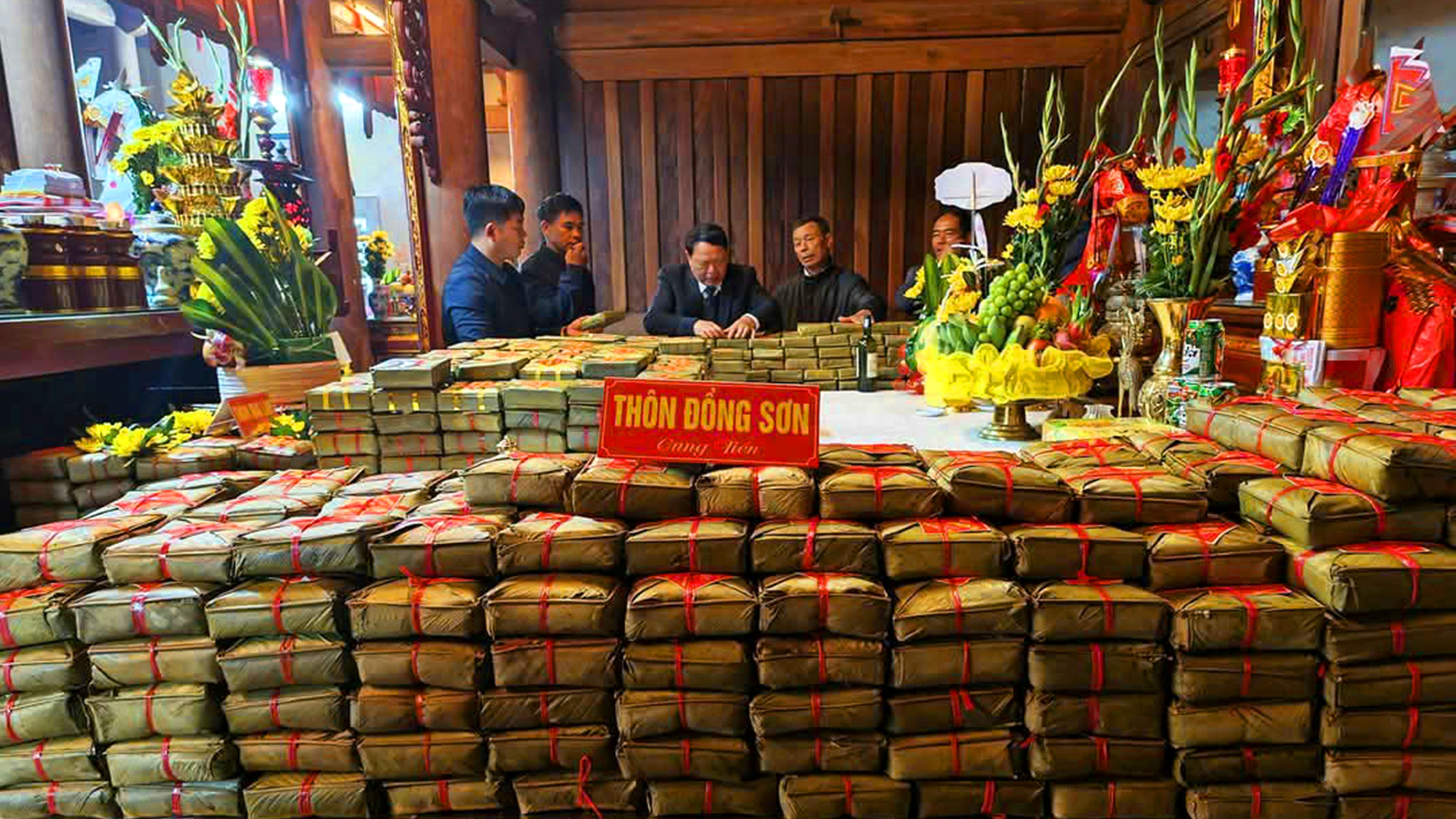 Người dân ở xã Mai Phụ gói bánh chưng cung tiến tại lễ giỗ vua Mai Hắc Đế 