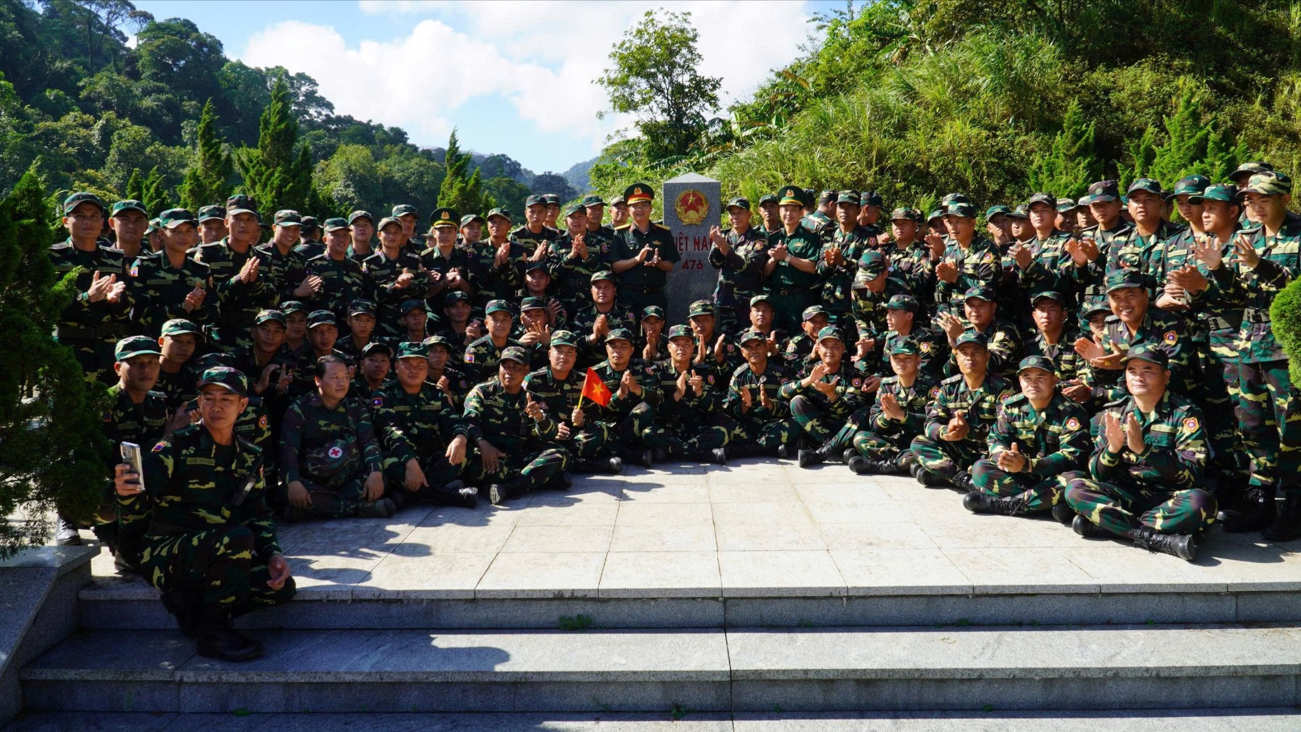 Lãnh đạo Bộ Chỉ huy Quân sự tỉnh Hà Tĩnh, các cơ quan, đơn vị và đoàn cán bộ, chiến sĩ Quân đội nhân dân Lào chụp ảnh lưu niệm tại cột mốc biên giới của hai nước