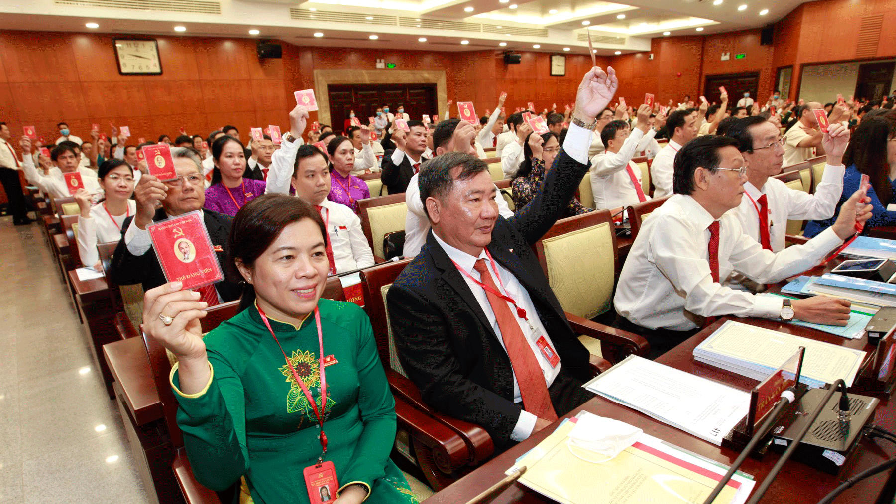 Các đại biểu biểu quyết thông qua chương trình đại hội. Ảnh: VIỆT DŨNG