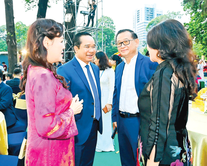 Chủ tịch UBND TPHCM Nguyễn Văn Được trao đổi cùng kiều bào dự Chương trình họp mặt người Việt Nam ở nước ngoài mừng Xuân Bính Ngọ 2026 tại TPHCM, tối 6-2. Ảnh: VIỆT DŨNG