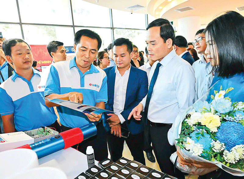 Bí thư Thành ủy TPHCM Trần Lưu Quang tham quan gian hàng công nghệ được triển lãm tại lễ ra mắt Công ty cổ phần Quỹ đầu tư mạo hiểm TPHCM, ngày 17-4. Ảnh: VIỆT DŨNG