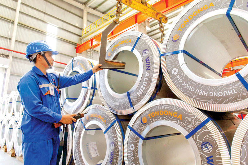 Công nhân vận hành dây chuyền sản xuất tại Nhà máy Tôn Đông Á, KCN Đồng An 2, phường Bình Dương, TPHCM Ảnh: HOÀNG HÙNG