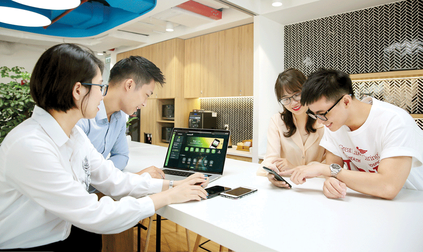 Nhân viên Ngân hàng Vietcombank đang tư vấn cho khách hàng doanh nghiệp Ảnh: MINH HUY