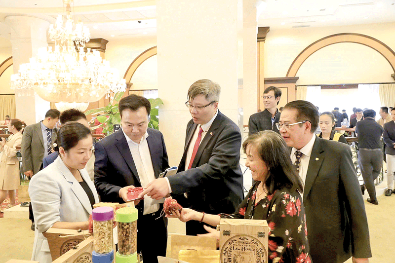 9-hiep-hoi-vkbiacung-ubnd-tinh-lam-dong-va-bo-cong-thuong-to-chuc-chuong-trinh-xuc-tien-thuong-mai-cap-quoc-gia-cho-cac-tinh-khu-vuc-tay-nguyen-voi-.gif