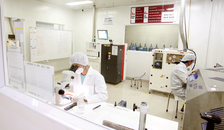 Nhân viên kỹ thuật làm việc tại Công ty Cổ phần Nhà máy Trang thiết bị y tế USM Healthcare, doanh nghiệp FDI thuộc Tập đoàn Nissha (Nhật Bản) tại Khu Công nghệ cao TPHCM. Ảnh: HOÀNG HÙNG