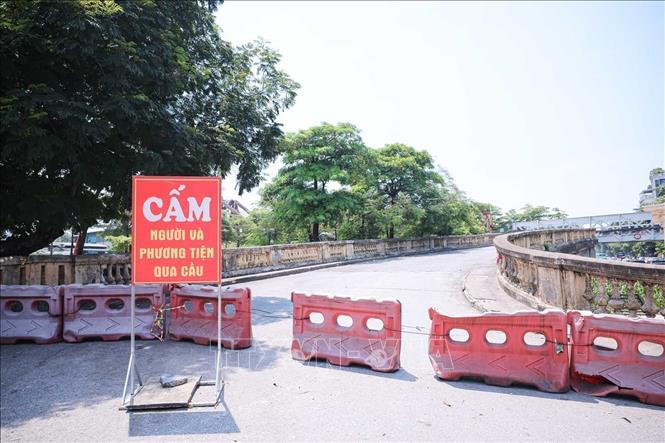 Đến 12h ngày 26-5, lối lên cầu Long Biên từ hướng đường Trần Nhật Duật vẫn được rào chắn.