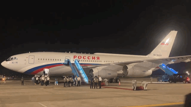 Cận cảnh chuyên cơ chở Tổng thống Nga Vladimir Putin hạ cánh ở sân bay quốc tế Nội Bài