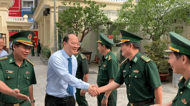 Phó Bí thư Thường trực Thành ủy TPHCM thăm, chúc tết các đơn vị quân đội