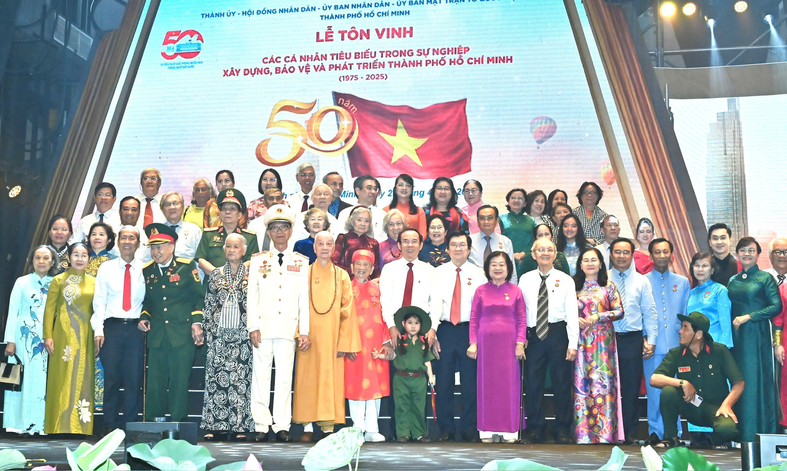 Bí thư Thành ủy TPHCM Nguyễn Văn Nên và các cá nhân tiêu biểu được tôn vinh. Ảnh: VIỆT DŨNG