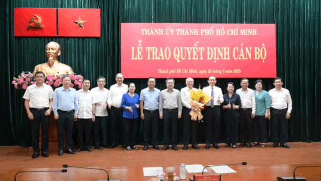 Bí thư Thành ủy TPHCM Nguyễn Văn Nên trao quyết định cán bộ