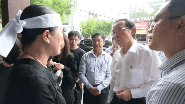 Bí thư Thành ủy TPHCM Nguyễn Văn Nên thăm hỏi, động viên gia đình nạn nhân vụ cháy cư xá Độc Lập