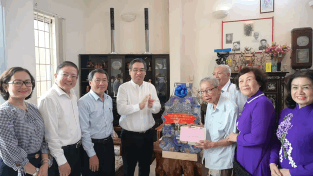 Lãnh đạo TPHCM thăm hỏi cán bộ tiền khởi nghĩa