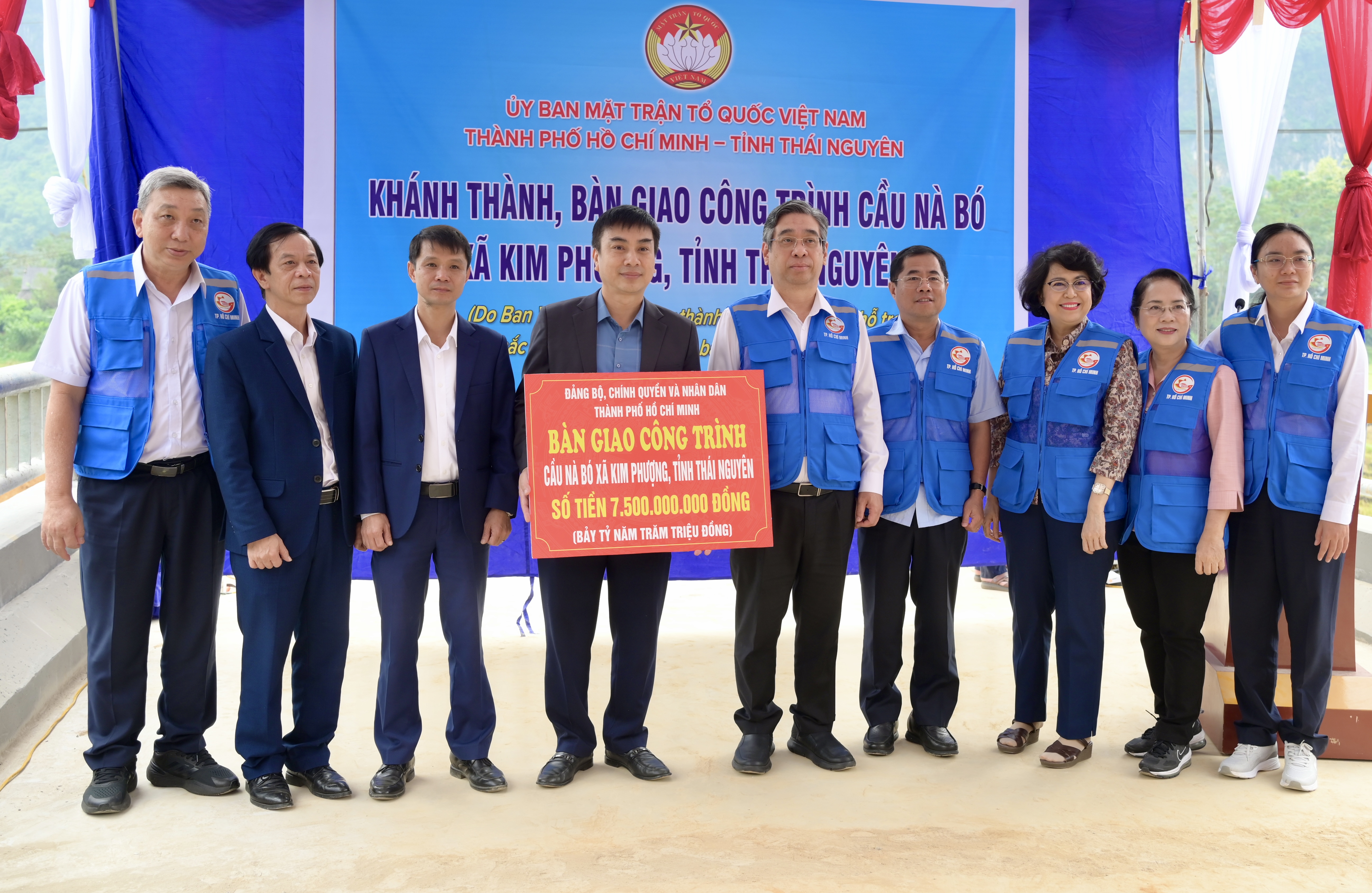 Đồng chí Nguyễn Phước Lộc cùng đoàn công tác dự lễ khánh thành, bàn giao công trình cầu Nà Bó. Ảnh: VĂN MINH