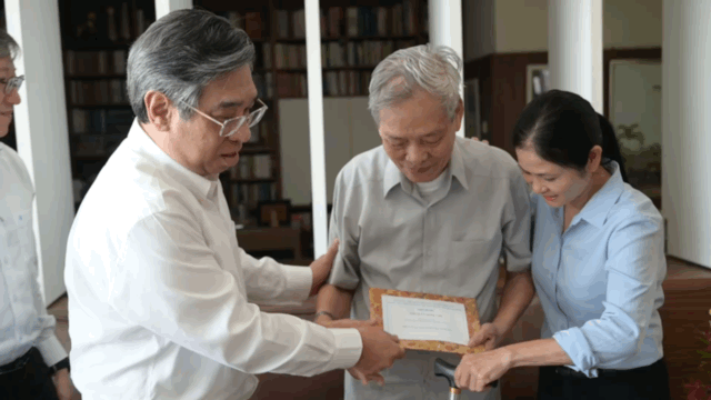 Lãnh đạo TPHCM thăm hỏi, tri ân gia đình và nhà giáo tiêu biểu 