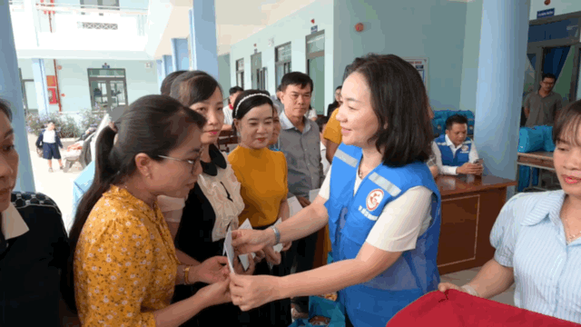 Lãnh đạo TPHCM thăm hỏi, hỗ trợ người dân khắc phục thiệt hại mưa lũ 