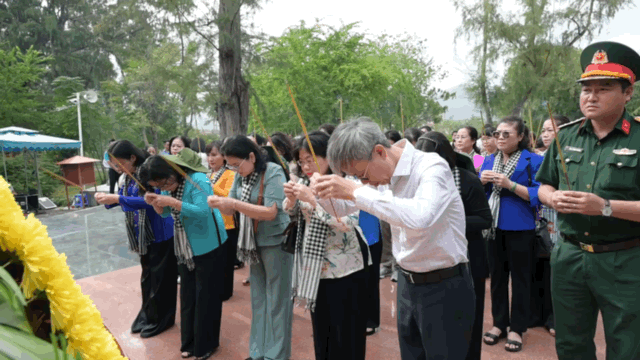 Dâng hương tưởng niệm Anh hùng liệt sĩ tại Côn Đảo