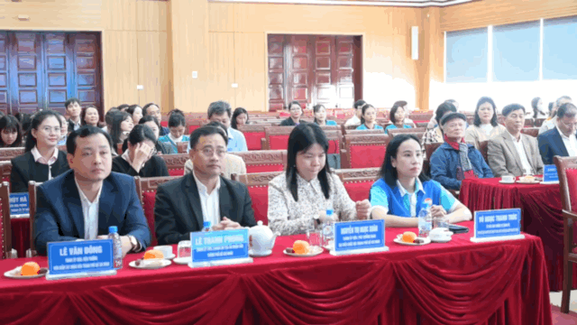 Lãnh đạo TPHCM tặng quà cựu thanh niên xung phong tỉnh Hưng Yên