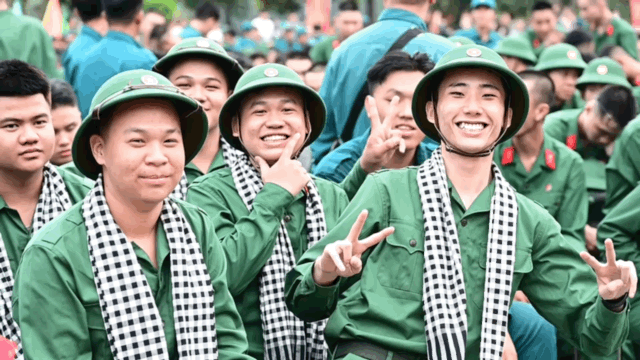 Hàng ngàn thanh niên TPHCM phấn khởi lên đường nhập ngũ