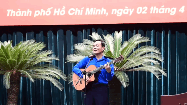 Clip Bí thư Thành ủy TPHCM Trần Lưu Quang đánh đàn hát tặng 600 cán bộ đoàn