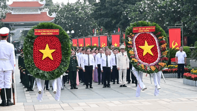 Lãnh đạo TPHCM dâng hoa, dâng hương tưởng nhớ Chủ tịch Hồ Chí Minh