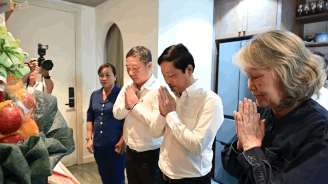 Đoàn đại biểu TPHCM thắp hương tưởng nhớ đồng chí Trần Bạch Đằng