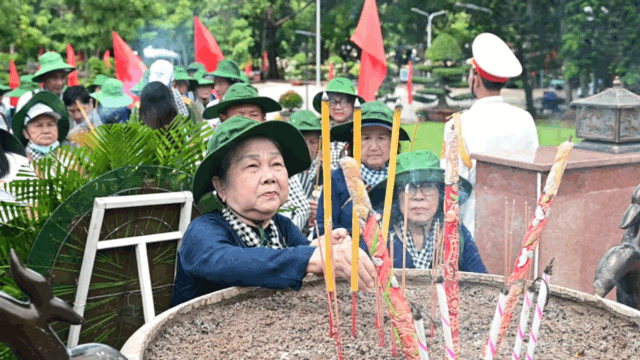 Đoàn đại biểu Hội Chiến sĩ cách mạng bị địch bắt tù đày TPHCM dâng hương tại Côn Đảo
