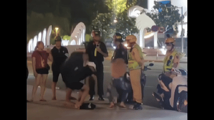 Nhóm thanh thiếu niên bị phạt "thụt dầu" vì không đội mũ bảo hiểm