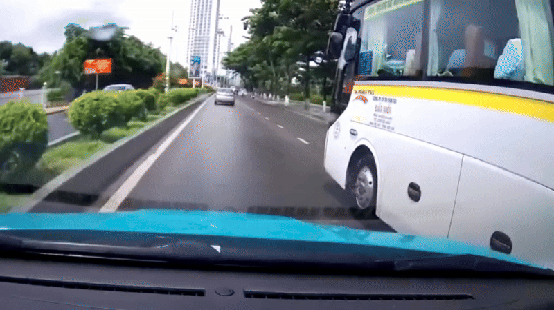 Xử phạt tài xế xe 29 chỗ vượt ẩu ở Nha Trang