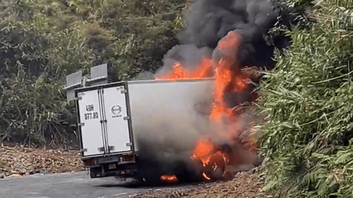 Khánh Hòa: Xe tải bốc cháy trên đèo Khánh Lê, giao thông ùn ứ