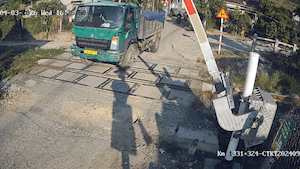 Xử lý tài xế xe tải vượt đường sắt, làm gãy barie