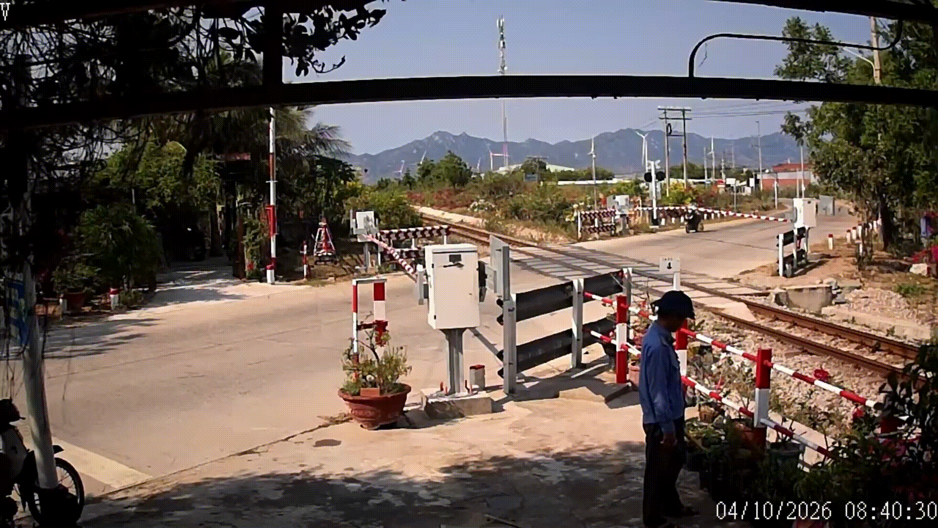 Xử phạt người phụ nữ vượt rào chắn, tông vào barie lúc tàu hỏa chạy tới