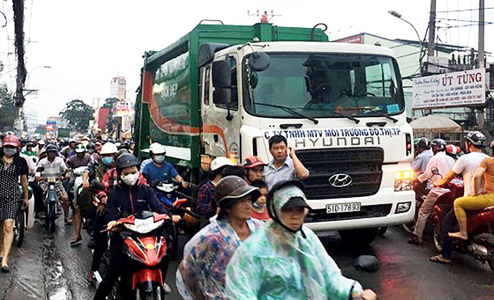 Va chạm với xe chở rác, một nam thanh niên tử vong  ảnh 1