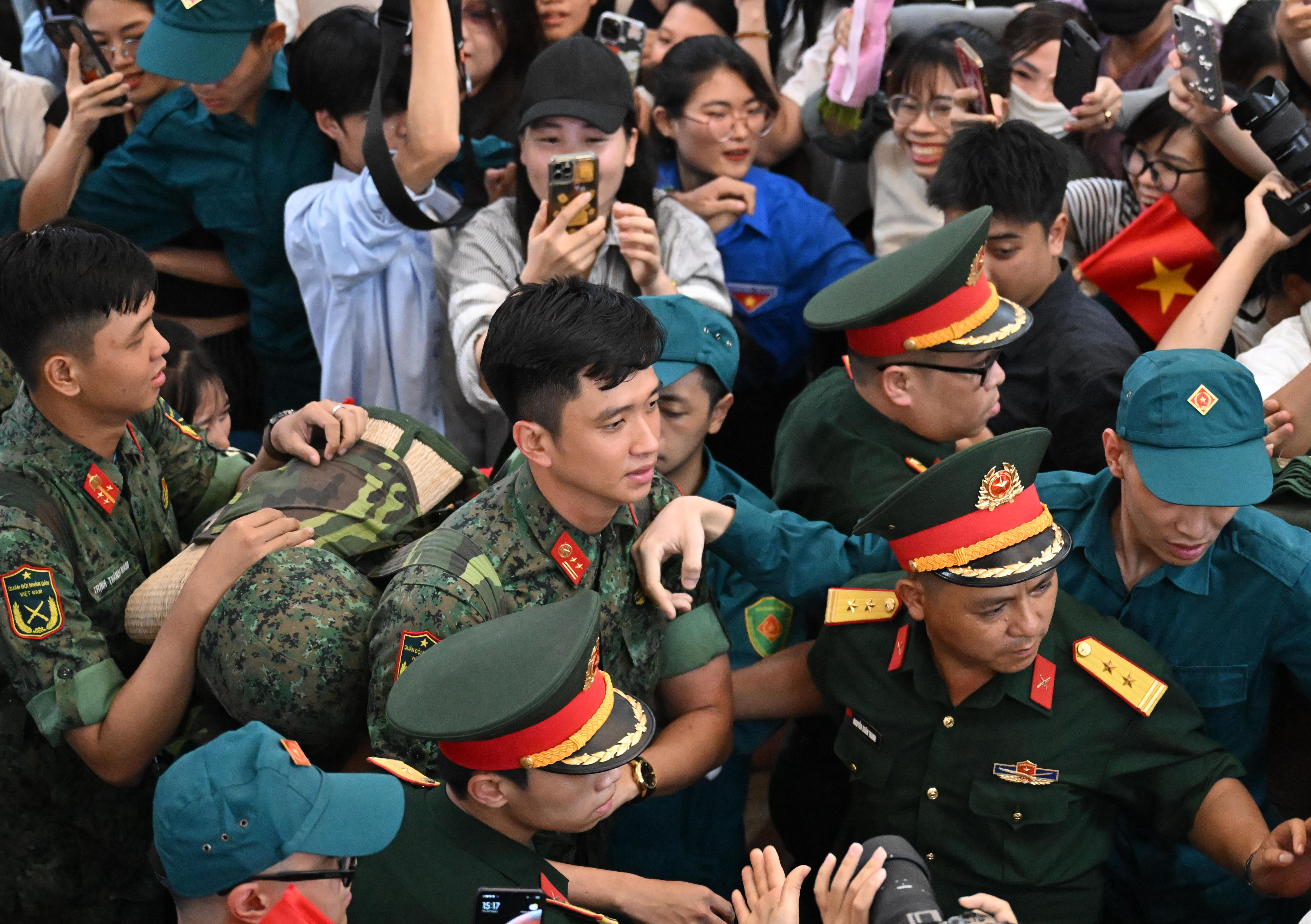 Bạn trẻ Hà Nội nồng nhiệt chào đón chiến sĩ về luyện tập diễu binh, diễu hành