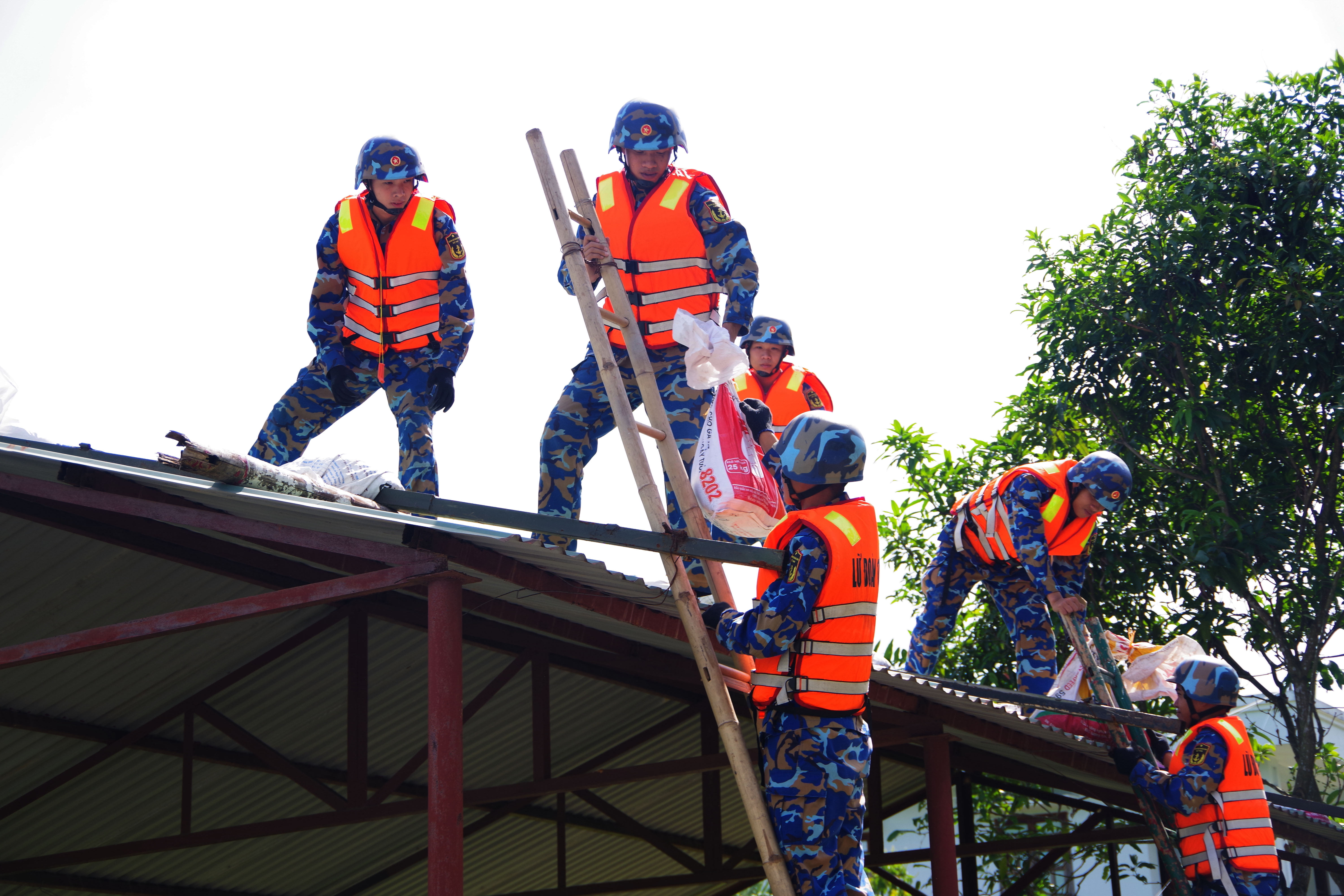 Quân đội cùng nhân dân ứng phó bão Ragasa