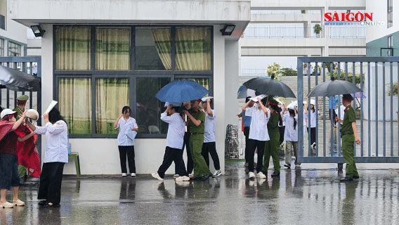 Thí sinh hoàn tất bài thi thứ nhất, môn Ngữ Văn. Ảnh: ĐỖ TRUNG