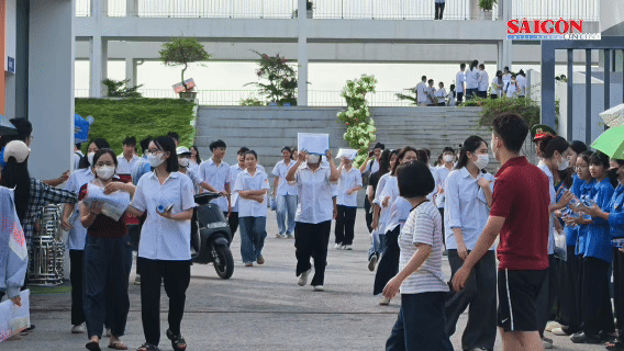Hơn 300 thí sinh thi lại tại điểm thi Trường THPT chuyên Tuyên Quang hoàn thành ngày thi đầu tiên
